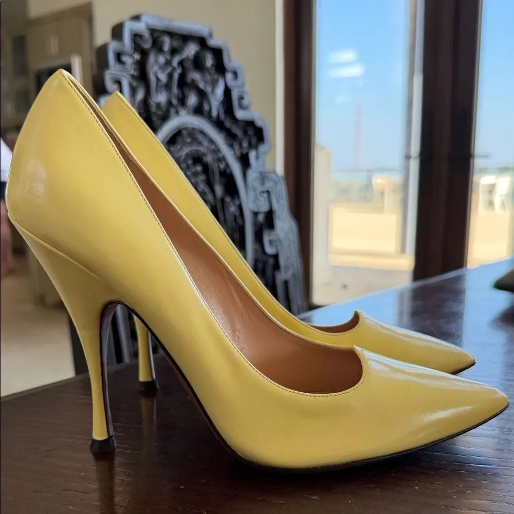Chic Yellow Pointed-Toe Heels - Picture 2 of 4